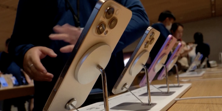 아이폰 2,300달러까지 오르나? … “패닉 사재기까지”